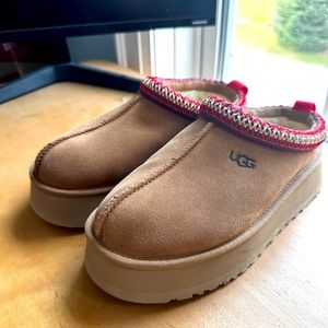 UGG Platform Tazz w/red stitching